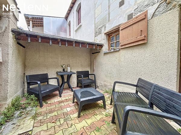 Maison Les Ponts De Ce avec locataire au 1er etage et rez de chaussee a renover + cour