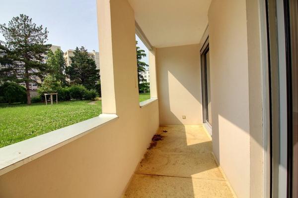 MONPLAISIR / SANS SOUCI -T1 BIS beaux volumes, au calme sur jardin, un stationnement en sus, une cave