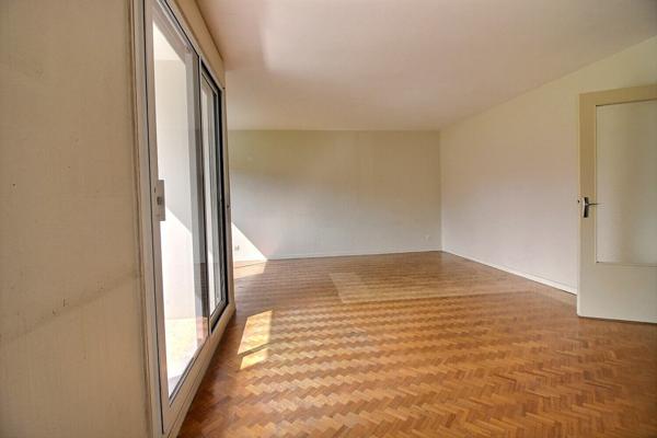 MONPLAISIR / SANS SOUCI -T1 BIS beaux volumes, au calme sur jardin, un stationnement en sus, une cave