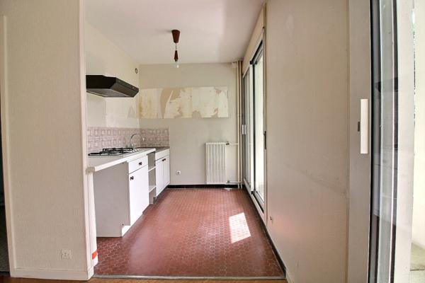 MONPLAISIR / SANS SOUCI -T1 BIS beaux volumes, au calme sur jardin, un stationnement en sus, une cave