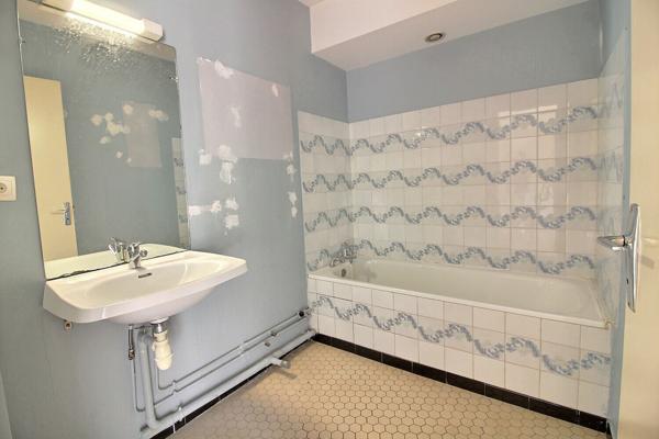 MONPLAISIR / SANS SOUCI -T1 BIS beaux volumes, au calme sur jardin, un stationnement en sus, une cave