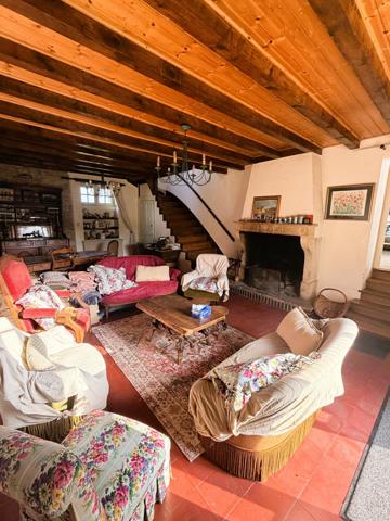 Maison avec hangar agricole et terrain