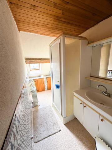 Maison avec hangar agricole et terrain