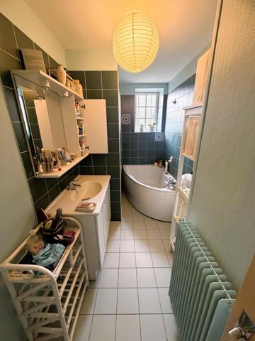 Maison avec hangar agricole et terrain