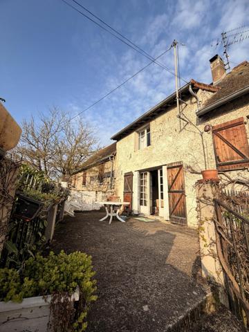 Maison avec hangar agricole et terrain