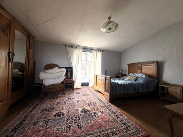 Maison avec hangar agricole et terrain