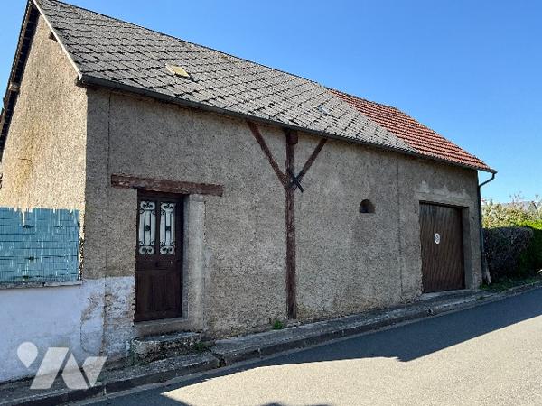 SAUNAY (37110) - Maison avec cour, dépendances et jardin.