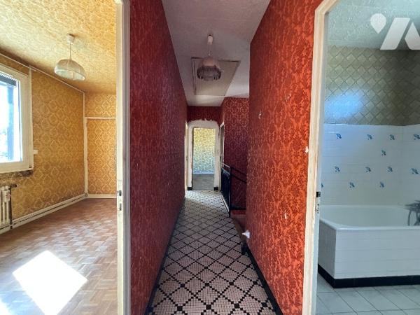 SAUNAY (37110) - Maison avec cour, dépendances et jardin.