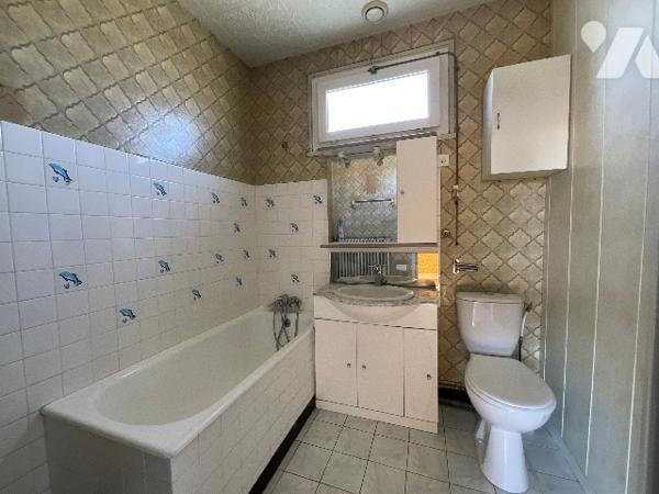 SAUNAY (37110) - Maison avec cour, dépendances et jardin.