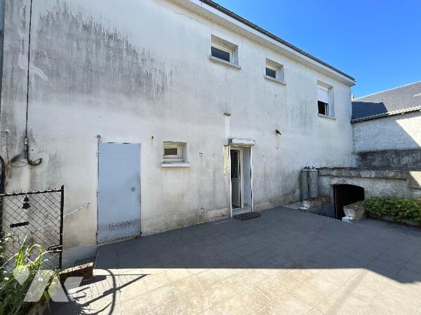 SAUNAY (37110) - Maison avec cour, dépendances et jardin.