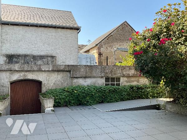 SAUNAY (37110) - Maison avec cour, dépendances et jardin.