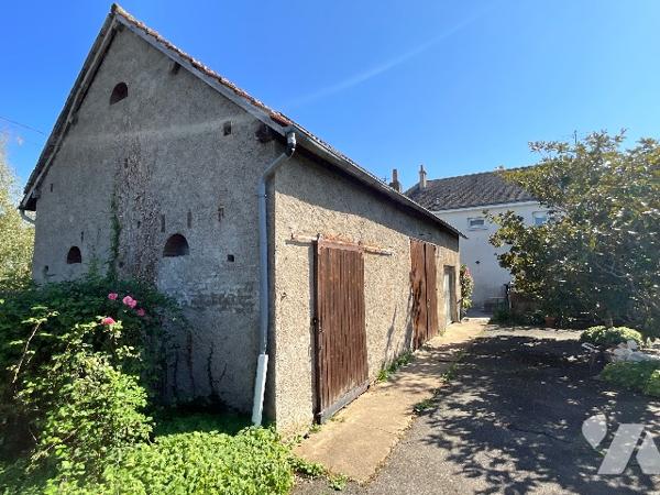 SAUNAY (37110) - Maison avec cour, dépendances et jardin.