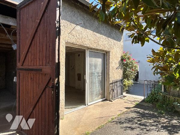 SAUNAY (37110) - Maison avec cour, dépendances et jardin.