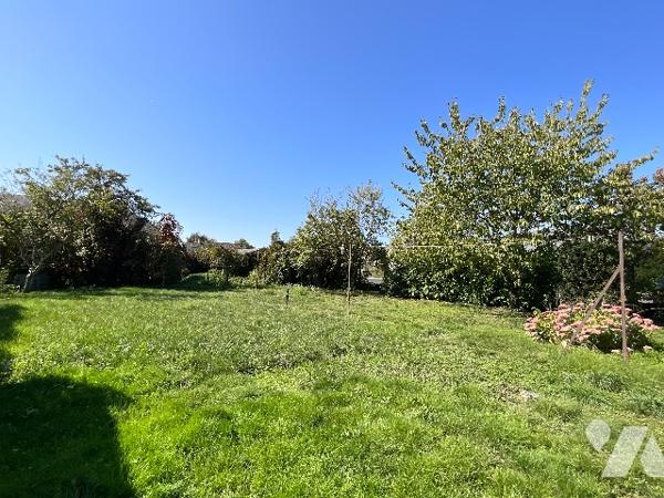 SAUNAY (37110) - Maison avec cour, dépendances et jardin.