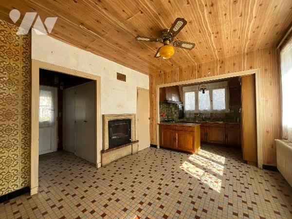 SAUNAY (37110) - Maison avec cour, dépendances et jardin.