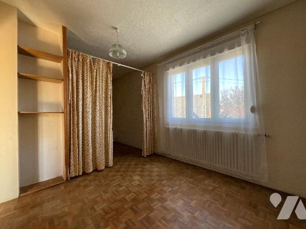 SAUNAY (37110) - Maison avec cour, dépendances et jardin.