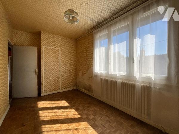 SAUNAY (37110) - Maison avec cour, dépendances et jardin.