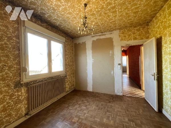 SAUNAY (37110) - Maison avec cour, dépendances et jardin.