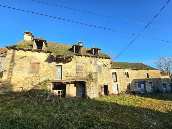 Corps de ferme à rénover avec son terrain d'environ 700m² Moyrazes