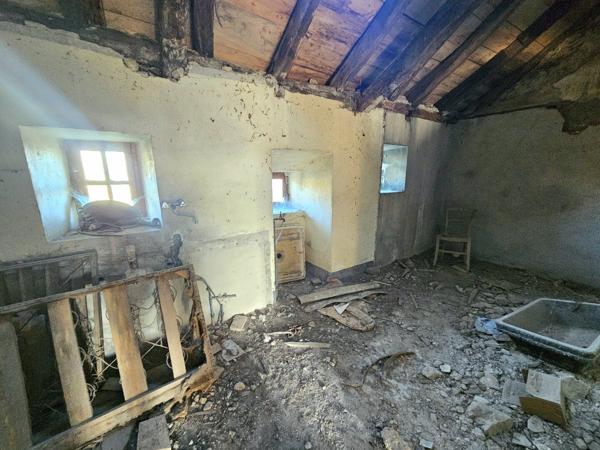 Corps de ferme à rénover avec son terrain d'environ 700m² Moyrazes