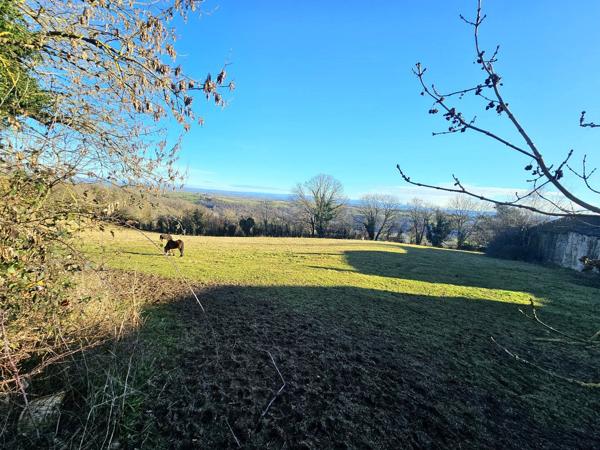 Corps de ferme à rénover avec son terrain d'environ 700m² Moyrazes