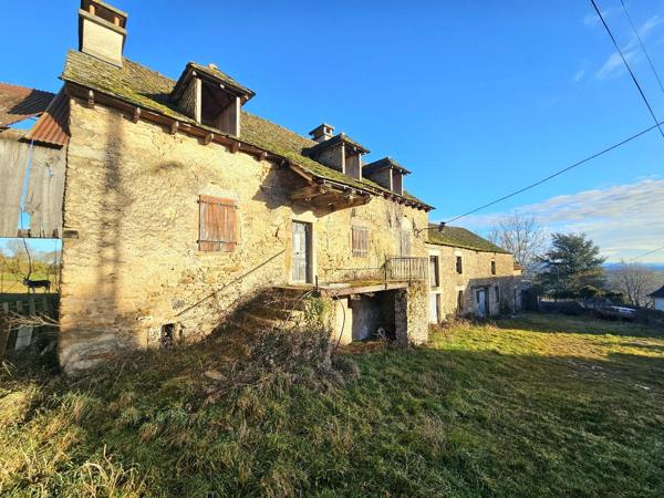 Corps de ferme à rénover avec son terrain d'environ 700m² Moyrazes