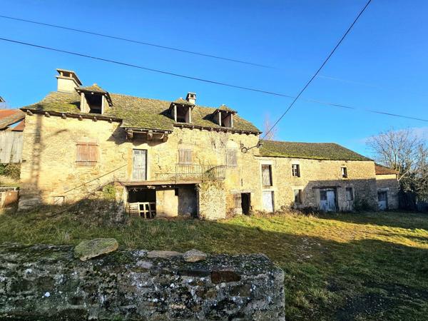 Corps de ferme à rénover avec son terrain d'environ 700m² Moyrazes