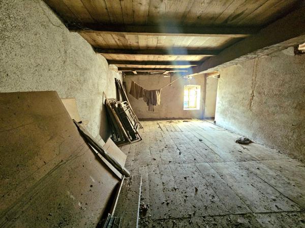 Corps de ferme à rénover avec son terrain d'environ 700m² Moyrazes