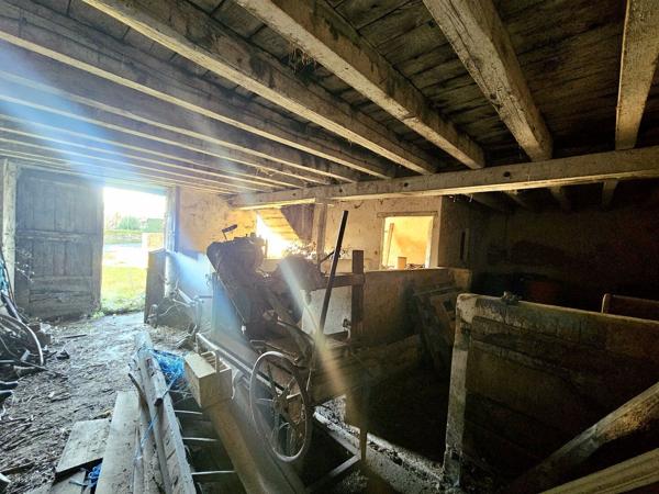 Corps de ferme à rénover avec son terrain d'environ 700m² Moyrazes
