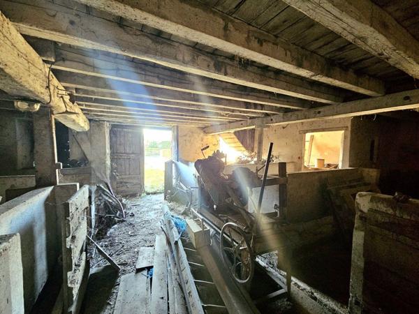 Corps de ferme à rénover avec son terrain d'environ 700m² Moyrazes