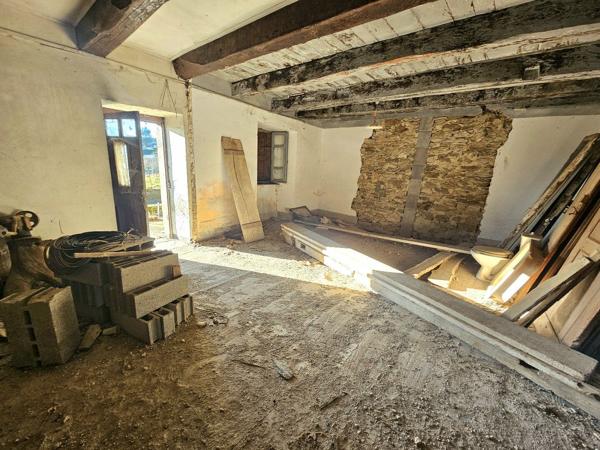 Corps de ferme à rénover avec son terrain d'environ 700m² Moyrazes