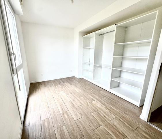 A deux pas du centre ville, proche des transports en bus, dans un environnement calme et arboré, découvrez cette agréable maison mitoyenne climatisée de 90m², avec sa  chambre et sa salle d'eau au rez-de-chaussée, cette maison est idéale aussi bien pour une famille que pour un couple ou une personne seule recherchant confort, accessibilité et fonctionnalité.
Au rez-de-chaussée, vous trouverez une chambre pratique en plain-pied avec une salle d'eau, un vaste salon lumineux avec cuisine ouverte et équipée. Les baies vitrées vous permettront de profiter d'un accès direct à la terrasse et au jardin, parfaits pour vos moments de convivialité.
A l'étage, l'espace nuit se compose de 3 chambres de plus de 10 et 11,5m² avec dressing, une salle de bain familiale et un Wc
Ses atouts : 
Luminosité grâce aux ouvertures et baies vitrées
Terrasse et jardin privatifs
Chambre en rez-de-chaussée avec salle d'eau 
Nombreux rangements
Climatisation
Parking 

Une simulation de décoration contemporaine salon et chambres vous a été proposée ( non contractuel )

A visiter sans tarder !