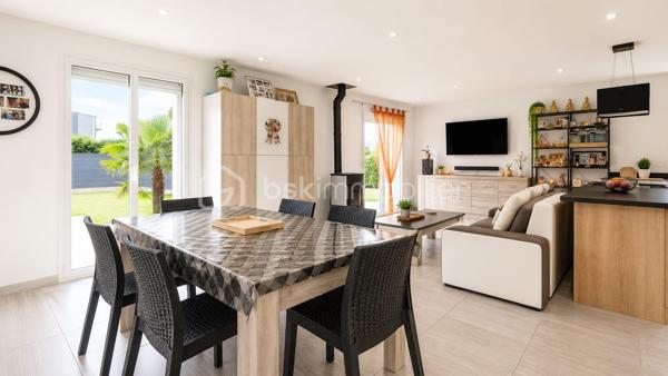 Située au Havre, cette maison individuelle de 92 m² séduira les familles à la recherche d'un bien entretenu, lumineux et prêt à vivre.

Dès l'entrée, vous découvrirez une agréable pièce de vie exposée plein sud comprenant un salon-séjour convivial avec cuisine ouverte aménagée et équipée. Un poêle à granulés apporte confort et chaleur au quotidien.

La maison offre une véritable vie de plain-pied grâce à une chambre située au rez-de-chaussée ainsi qu'une salle de bains équipée d'une baignoire, d'un meuble double vasque et d'un sèche-serviettes. Un garage avec accès direct à la maison complète ce niveau.

À l'étage, un palier dessert deux chambres confortables et lumineuses.

À l'extérieur, vous profiterez d'un terrain de 526 m² avec terrasse et jardin clos exposés plein sud, idéal pour les repas en famille et les moments de détente. Un portail électrique vient compléter les prestations.

Les propriétaires ont réalisé de nombreux travaux depuis 2020, notamment la réfection complète de l'installation électrique ainsi qu'une isolation thermique par l'extérieur, permettant d'obtenir un excellent classement énergétique.

DPE : C

Les atouts du bien :

• Exposition plein sud
• Vie de plain-pied
• 3 chambres
• Garage attenant
• Terrain de 526 m²
• Terrasse et jardin clos exposés sud
• Portail électrique
• Cuisine aménagée et équipée
• Poêle à granulés
• Isolation thermique par l'extérieur
• Électricité refaite
• DPE C
• Aucun gros travaux à prévoir

Une maison idéale pour une famille souhaitant s'installer dans un environnement agréable tout en bénéficiant du confort d'un bien parfaitement entretenu.

Contactez-nous dès maintenant pour organiser une visite.

Dorothée Kara & Enzo Ferro
BSK Immobilier