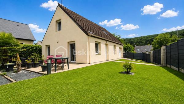 Située au Havre, cette maison individuelle de 92 m² séduira les familles à la recherche d'un bien entretenu, lumineux et prêt à vivre.

Dès l'entrée, vous découvrirez une agréable pièce de vie exposée plein sud comprenant un salon-séjour convivial avec cuisine ouverte aménagée et équipée. Un poêle à granulés apporte confort et chaleur au quotidien.

La maison offre une véritable vie de plain-pied grâce à une chambre située au rez-de-chaussée ainsi qu'une salle de bains équipée d'une baignoire, d'un meuble double vasque et d'un sèche-serviettes. Un garage avec accès direct à la maison complète ce niveau.

À l'étage, un palier dessert deux chambres confortables et lumineuses.

À l'extérieur, vous profiterez d'un terrain de 526 m² avec terrasse et jardin clos exposés plein sud, idéal pour les repas en famille et les moments de détente. Un portail électrique vient compléter les prestations.

Les propriétaires ont réalisé de nombreux travaux depuis 2020, notamment la réfection complète de l'installation électrique ainsi qu'une isolation thermique par l'extérieur, permettant d'obtenir un excellent classement énergétique.

DPE : C

Les atouts du bien :

• Exposition plein sud
• Vie de plain-pied
• 3 chambres
• Garage attenant
• Terrain de 526 m²
• Terrasse et jardin clos exposés sud
• Portail électrique
• Cuisine aménagée et équipée
• Poêle à granulés
• Isolation thermique par l'extérieur
• Électricité refaite
• DPE C
• Aucun gros travaux à prévoir

Une maison idéale pour une famille souhaitant s'installer dans un environnement agréable tout en bénéficiant du confort d'un bien parfaitement entretenu.

Contactez-nous dès maintenant pour organiser une visite.

Dorothée Kara & Enzo Ferro
BSK Immobilier

Vous recherchez un bien ? 
Déposez vos critères ici et soyez informé(e) de nos nouveautés : https://tally.so/r/GxElWj