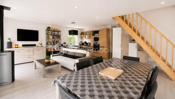 Située au Havre, cette maison individuelle de 92 m² séduira les familles à la recherche d'un bien entretenu, lumineux et prêt à vivre.

Dès l'entrée, vous découvrirez une agréable pièce de vie exposée plein sud comprenant un salon-séjour convivial avec cuisine ouverte aménagée et équipée. Un poêle à granulés apporte confort et chaleur au quotidien.

La maison offre une véritable vie de plain-pied grâce à une chambre située au rez-de-chaussée ainsi qu'une salle de bains équipée d'une baignoire, d'un meuble double vasque et d'un sèche-serviettes. Un garage avec accès direct à la maison complète ce niveau.

À l'étage, un palier dessert deux chambres confortables et lumineuses.

À l'extérieur, vous profiterez d'un terrain de 526 m² avec terrasse et jardin clos exposés plein sud, idéal pour les repas en famille et les moments de détente. Un portail électrique vient compléter les prestations.

Les propriétaires ont réalisé de nombreux travaux depuis 2020, notamment la réfection complète de l'installation électrique ainsi qu'une isolation thermique par l'extérieur, permettant d'obtenir un excellent classement énergétique.

DPE : C

Les atouts du bien :

• Exposition plein sud
• Vie de plain-pied
• 3 chambres
• Garage attenant
• Terrain de 526 m²
• Terrasse et jardin clos exposés sud
• Portail électrique
• Cuisine aménagée et équipée
• Poêle à granulés
• Isolation thermique par l'extérieur
• Électricité refaite
• DPE C
• Aucun gros travaux à prévoir

Une maison idéale pour une famille souhaitant s'installer dans un environnement agréable tout en bénéficiant du confort d'un bien parfaitement entretenu.

Contactez-nous dès maintenant pour organiser une visite.

Dorothée Kara & Enzo Ferro
BSK Immobilier