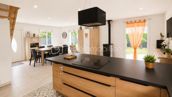 Située au Havre, cette maison individuelle de 92 m² séduira les familles à la recherche d'un bien entretenu, lumineux et prêt à vivre.

Dès l'entrée, vous découvrirez une agréable pièce de vie exposée plein sud comprenant un salon-séjour convivial avec cuisine ouverte aménagée et équipée. Un poêle à granulés apporte confort et chaleur au quotidien.

La maison offre une véritable vie de plain-pied grâce à une chambre située au rez-de-chaussée ainsi qu'une salle de bains équipée d'une baignoire, d'un meuble double vasque et d'un sèche-serviettes. Un garage avec accès direct à la maison complète ce niveau.

À l'étage, un palier dessert deux chambres confortables et lumineuses.

À l'extérieur, vous profiterez d'un terrain de 526 m² avec terrasse et jardin clos exposés plein sud, idéal pour les repas en famille et les moments de détente. Un portail électrique vient compléter les prestations.

Les propriétaires ont réalisé de nombreux travaux depuis 2020, notamment la réfection complète de l'installation électrique ainsi qu'une isolation thermique par l'extérieur, permettant d'obtenir un excellent classement énergétique.

DPE : C

Les atouts du bien :

• Exposition plein sud
• Vie de plain-pied
• 3 chambres
• Garage attenant
• Terrain de 526 m²
• Terrasse et jardin clos exposés sud
• Portail électrique
• Cuisine aménagée et équipée
• Poêle à granulés
• Isolation thermique par l'extérieur
• Électricité refaite
• DPE C
• Aucun gros travaux à prévoir

Une maison idéale pour une famille souhaitant s'installer dans un environnement agréable tout en bénéficiant du confort d'un bien parfaitement entretenu.

Contactez-nous dès maintenant pour organiser une visite.

Dorothée Kara & Enzo Ferro
BSK Immobilier