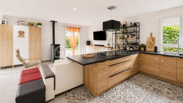 Située au Havre, cette maison individuelle de 92 m² séduira les familles à la recherche d'un bien entretenu, lumineux et prêt à vivre.

Dès l'entrée, vous découvrirez une agréable pièce de vie exposée plein sud comprenant un salon-séjour convivial avec cuisine ouverte aménagée et équipée. Un poêle à granulés apporte confort et chaleur au quotidien.

La maison offre une véritable vie de plain-pied grâce à une chambre située au rez-de-chaussée ainsi qu'une salle de bains équipée d'une baignoire, d'un meuble double vasque et d'un sèche-serviettes. Un garage avec accès direct à la maison complète ce niveau.

À l'étage, un palier dessert deux chambres confortables et lumineuses.

À l'extérieur, vous profiterez d'un terrain de 526 m² avec terrasse et jardin clos exposés plein sud, idéal pour les repas en famille et les moments de détente. Un portail électrique vient compléter les prestations.

Les propriétaires ont réalisé de nombreux travaux depuis 2020, notamment la réfection complète de l'installation électrique ainsi qu'une isolation thermique par l'extérieur, permettant d'obtenir un excellent classement énergétique.

DPE : C

Les atouts du bien :

• Exposition plein sud
• Vie de plain-pied
• 3 chambres
• Garage attenant
• Terrain de 526 m²
• Terrasse et jardin clos exposés sud
• Portail électrique
• Cuisine aménagée et équipée
• Poêle à granulés
• Isolation thermique par l'extérieur
• Électricité refaite
• DPE C
• Aucun gros travaux à prévoir

Une maison idéale pour une famille souhaitant s'installer dans un environnement agréable tout en bénéficiant du confort d'un bien parfaitement entretenu.

Contactez-nous dès maintenant pour organiser une visite.

Dorothée Kara & Enzo Ferro
BSK Immobilier