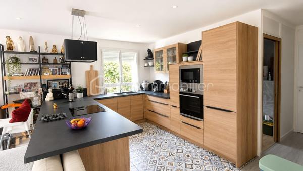 Située au Havre, cette maison individuelle de 92 m² séduira les familles à la recherche d'un bien entretenu, lumineux et prêt à vivre.

Dès l'entrée, vous découvrirez une agréable pièce de vie exposée plein sud comprenant un salon-séjour convivial avec cuisine ouverte aménagée et équipée. Un poêle à granulés apporte confort et chaleur au quotidien.

La maison offre une véritable vie de plain-pied grâce à une chambre située au rez-de-chaussée ainsi qu'une salle de bains équipée d'une baignoire, d'un meuble double vasque et d'un sèche-serviettes. Un garage avec accès direct à la maison complète ce niveau.

À l'étage, un palier dessert deux chambres confortables et lumineuses.

À l'extérieur, vous profiterez d'un terrain de 526 m² avec terrasse et jardin clos exposés plein sud, idéal pour les repas en famille et les moments de détente. Un portail électrique vient compléter les prestations.

Les propriétaires ont réalisé de nombreux travaux depuis 2020, notamment la réfection complète de l'installation électrique ainsi qu'une isolation thermique par l'extérieur, permettant d'obtenir un excellent classement énergétique.

DPE : C

Les atouts du bien :

• Exposition plein sud
• Vie de plain-pied
• 3 chambres
• Garage attenant
• Terrain de 526 m²
• Terrasse et jardin clos exposés sud
• Portail électrique
• Cuisine aménagée et équipée
• Poêle à granulés
• Isolation thermique par l'extérieur
• Électricité refaite
• DPE C
• Aucun gros travaux à prévoir

Une maison idéale pour une famille souhaitant s'installer dans un environnement agréable tout en bénéficiant du confort d'un bien parfaitement entretenu.

Contactez-nous dès maintenant pour organiser une visite.

Dorothée Kara & Enzo Ferro
BSK Immobilier