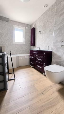Située au Havre, cette maison individuelle de 92 m² séduira les familles à la recherche d'un bien entretenu, lumineux et prêt à vivre.

Dès l'entrée, vous découvrirez une agréable pièce de vie exposée plein sud comprenant un salon-séjour convivial avec cuisine ouverte aménagée et équipée. Un poêle à granulés apporte confort et chaleur au quotidien.

La maison offre une véritable vie de plain-pied grâce à une chambre située au rez-de-chaussée ainsi qu'une salle de bains équipée d'une baignoire, d'un meuble double vasque et d'un sèche-serviettes. Un garage avec accès direct à la maison complète ce niveau.

À l'étage, un palier dessert deux chambres confortables et lumineuses.

À l'extérieur, vous profiterez d'un terrain de 526 m² avec terrasse et jardin clos exposés plein sud, idéal pour les repas en famille et les moments de détente. Un portail électrique vient compléter les prestations.

Les propriétaires ont réalisé de nombreux travaux depuis 2020, notamment la réfection complète de l'installation électrique ainsi qu'une isolation thermique par l'extérieur, permettant d'obtenir un excellent classement énergétique.

DPE : C

Les atouts du bien :

• Exposition plein sud
• Vie de plain-pied
• 3 chambres
• Garage attenant
• Terrain de 526 m²
• Terrasse et jardin clos exposés sud
• Portail électrique
• Cuisine aménagée et équipée
• Poêle à granulés
• Isolation thermique par l'extérieur
• Électricité refaite
• DPE C
• Aucun gros travaux à prévoir

Une maison idéale pour une famille souhaitant s'installer dans un environnement agréable tout en bénéficiant du confort d'un bien parfaitement entretenu.

Contactez-nous dès maintenant pour organiser une visite.

Dorothée Kara & Enzo Ferro
BSK Immobilier