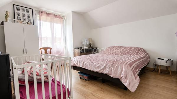 Située au Havre, cette maison individuelle de 92 m² séduira les familles à la recherche d'un bien entretenu, lumineux et prêt à vivre.

Dès l'entrée, vous découvrirez une agréable pièce de vie exposée plein sud comprenant un salon-séjour convivial avec cuisine ouverte aménagée et équipée. Un poêle à granulés apporte confort et chaleur au quotidien.

La maison offre une véritable vie de plain-pied grâce à une chambre située au rez-de-chaussée ainsi qu'une salle de bains équipée d'une baignoire, d'un meuble double vasque et d'un sèche-serviettes. Un garage avec accès direct à la maison complète ce niveau.

À l'étage, un palier dessert deux chambres confortables et lumineuses.

À l'extérieur, vous profiterez d'un terrain de 526 m² avec terrasse et jardin clos exposés plein sud, idéal pour les repas en famille et les moments de détente. Un portail électrique vient compléter les prestations.

Les propriétaires ont réalisé de nombreux travaux depuis 2020, notamment la réfection complète de l'installation électrique ainsi qu'une isolation thermique par l'extérieur, permettant d'obtenir un excellent classement énergétique.

DPE : C

Les atouts du bien :

• Exposition plein sud
• Vie de plain-pied
• 3 chambres
• Garage attenant
• Terrain de 526 m²
• Terrasse et jardin clos exposés sud
• Portail électrique
• Cuisine aménagée et équipée
• Poêle à granulés
• Isolation thermique par l'extérieur
• Électricité refaite
• DPE C
• Aucun gros travaux à prévoir

Une maison idéale pour une famille souhaitant s'installer dans un environnement agréable tout en bénéficiant du confort d'un bien parfaitement entretenu.

Contactez-nous dès maintenant pour organiser une visite.

Dorothée Kara & Enzo Ferro
BSK Immobilier