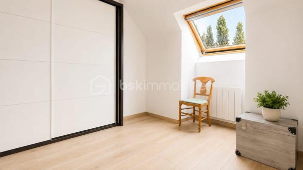 Située au Havre, cette maison individuelle de 92 m² séduira les familles à la recherche d'un bien entretenu, lumineux et prêt à vivre.

Dès l'entrée, vous découvrirez une agréable pièce de vie exposée plein sud comprenant un salon-séjour convivial avec cuisine ouverte aménagée et équipée. Un poêle à granulés apporte confort et chaleur au quotidien.

La maison offre une véritable vie de plain-pied grâce à une chambre située au rez-de-chaussée ainsi qu'une salle de bains équipée d'une baignoire, d'un meuble double vasque et d'un sèche-serviettes. Un garage avec accès direct à la maison complète ce niveau.

À l'étage, un palier dessert deux chambres confortables et lumineuses.

À l'extérieur, vous profiterez d'un terrain de 526 m² avec terrasse et jardin clos exposés plein sud, idéal pour les repas en famille et les moments de détente. Un portail électrique vient compléter les prestations.

Les propriétaires ont réalisé de nombreux travaux depuis 2020, notamment la réfection complète de l'installation électrique ainsi qu'une isolation thermique par l'extérieur, permettant d'obtenir un excellent classement énergétique.

DPE : C

Les atouts du bien :

• Exposition plein sud
• Vie de plain-pied
• 3 chambres
• Garage attenant
• Terrain de 526 m²
• Terrasse et jardin clos exposés sud
• Portail électrique
• Cuisine aménagée et équipée
• Poêle à granulés
• Isolation thermique par l'extérieur
• Électricité refaite
• DPE C
• Aucun gros travaux à prévoir

Une maison idéale pour une famille souhaitant s'installer dans un environnement agréable tout en bénéficiant du confort d'un bien parfaitement entretenu.

Contactez-nous dès maintenant pour organiser une visite.

Dorothée Kara & Enzo Ferro
BSK Immobilier