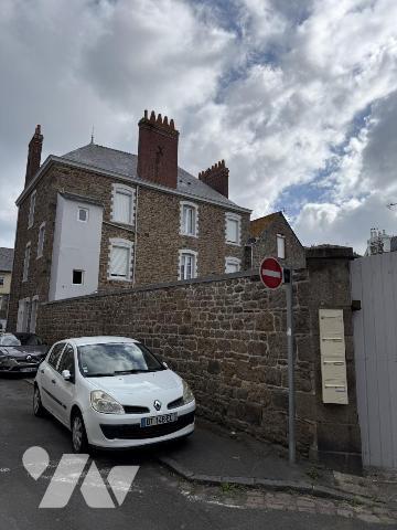 SAINT MALO LA GARE IMMEUBLE DE RAPPORT + COUR STATIONNEMENTS 