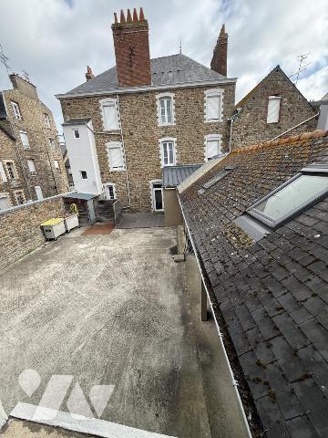 SAINT MALO LA GARE IMMEUBLE DE RAPPORT + COUR STATIONNEMENTS 
