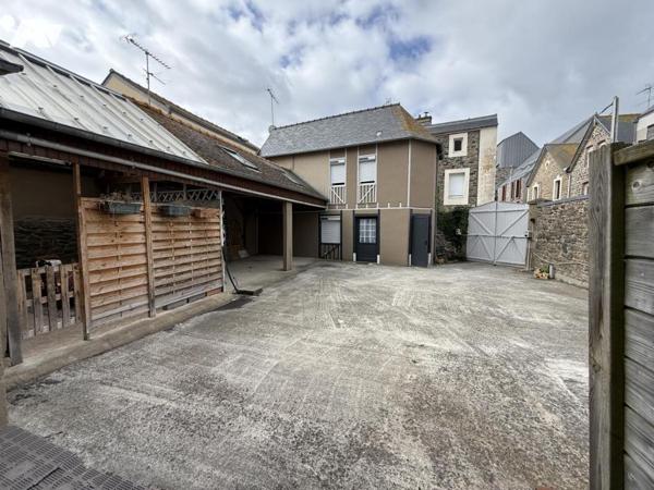 SAINT MALO LA GARE IMMEUBLE DE RAPPORT + COUR STATIONNEMENTS 