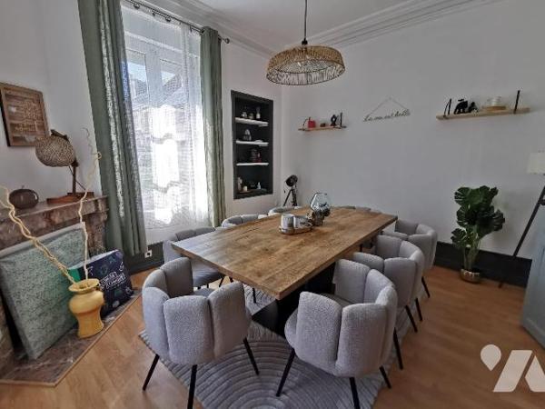 Maison bourgeoise des années 1900 rénovée avec goût , caractère et charme de plus de 150m² habi...