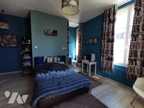 Maison bourgeoise des années 1900 rénovée avec goût , caractère et charme de plus de 150m² habi...