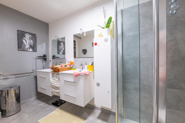 PISCINE PRIVATIVE - TERRASSE - PARKING
