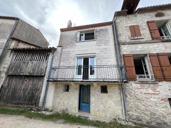 Secteur Castelmoron sur Lot, dans un village avec commerces et école, maison de village à louer d'environ 83 m2 habitables ainsi qu' une cave d'environ 40 m2. La maison a été entièrement rénovée (double vitrage récent, tableau électrique neuf, peintures r , Monclar
