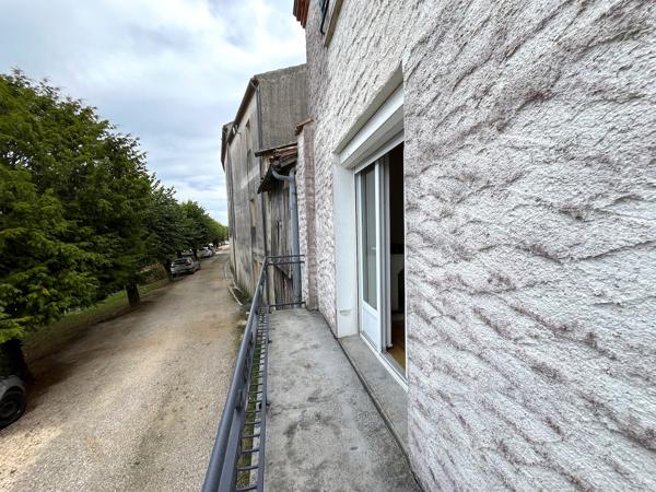 Secteur Castelmoron sur Lot, dans un village avec commerces et école, maison de village à louer d'environ 83 m2 habitables ainsi qu' une cave d'environ 40 m2. La maison a été entièrement rénovée (double vitrage récent, tableau électrique neuf, peintures r , Monclar
