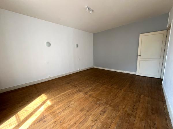 Secteur Castelmoron sur Lot, dans un village avec commerces et école, maison de village à louer d'environ 83 m2 habitables ainsi qu' une cave d'environ 40 m2. La maison a été entièrement rénovée (double vitrage récent, tableau électrique neuf, peintures r , Monclar